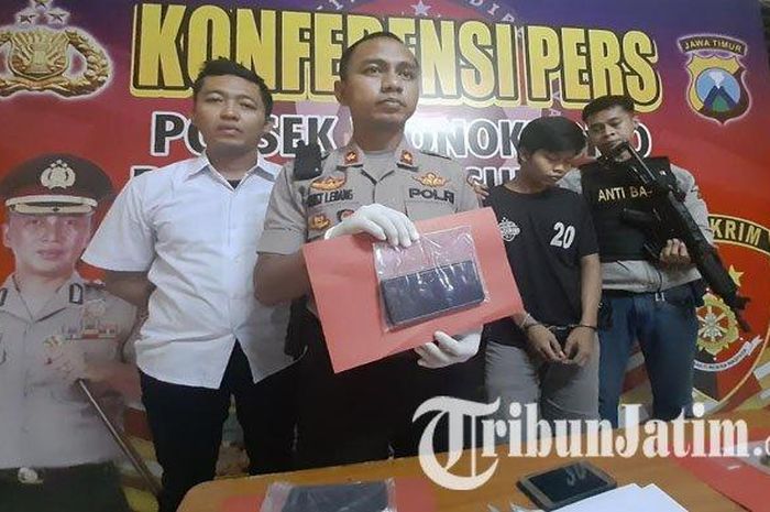 Kapolsek Wonokromo Kompol Chirstoper Adhikara Lebang dan Kanit Reskrim, Ipda Arie Pranoto (kanan) menunjukkan barang bukti dan tersangka.  