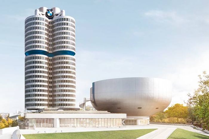 BMW Museum bersebelahan dengan BMW Tower