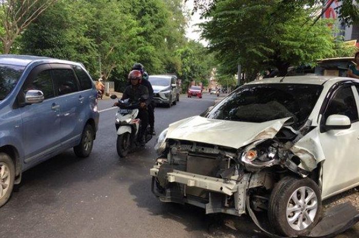 Nissan March hajar pohon diikuti diseruduk Honda BeAT di Jl Sriwijaya, kota Semarang, Jateng