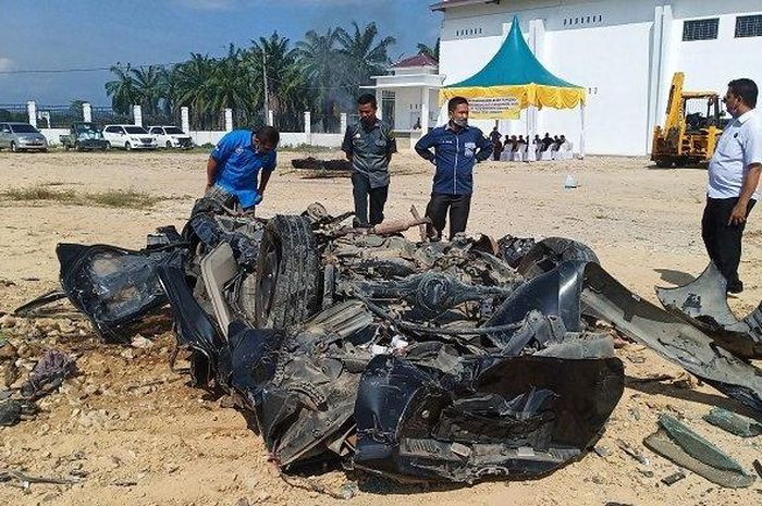 Toyota Avanza sengaja dihancurkan, dinjak-injak excavator tak bersisa 