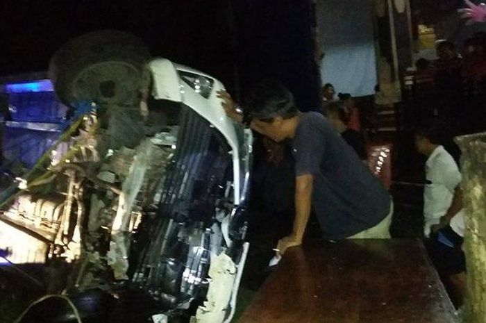 Daihatsu Sigra terguling setelah terjang pagar pembatas jalan di kawasan Tabanan, Bali