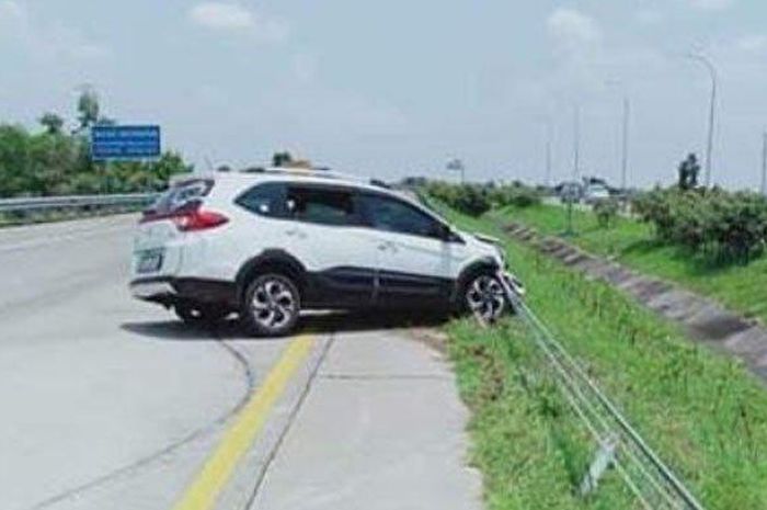 Honda BR-V moncong amblas setelah nyangkut di kawat pembatas jalan tol