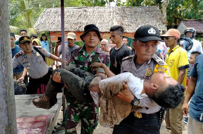 Warga Desa Seneubok Pidie, Kecamatan Peureulak Kabupaten Aceh Timur, menemukan seorang pria dibawah jembatan desa itu, Selasa (17/3/2020). (Dok. Polsek Peureulak)