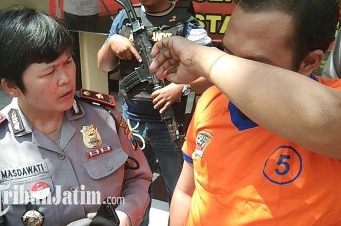 Puguh Tonggak Andriyan (35) saat diinterogasi oleh Kapolsek Wonocolo Kompol Masdawati Saragih di Halaman Mapolsek Wonocolo, Rabu (18/3/2020). 