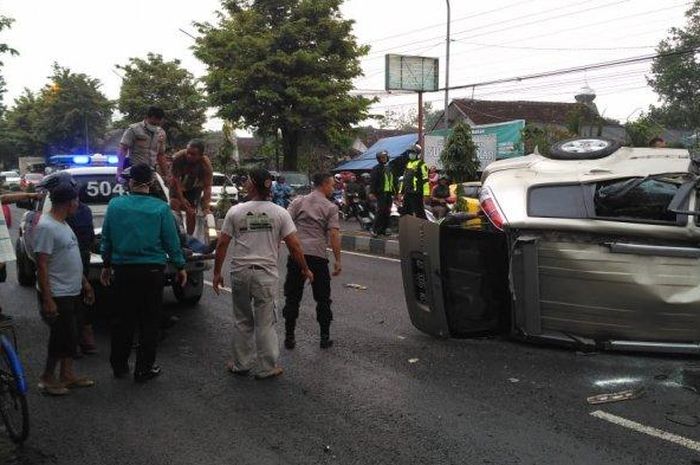 Kecelakaan tunggal terjadi di Jalan Magelang km 7, Mulungan, Sleman, Rabu (18/3/2020) sekitar pukul 06.00 WIB. 