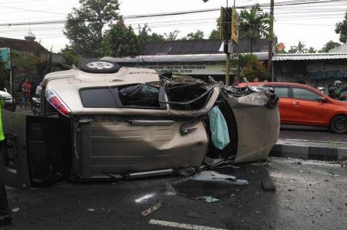 Nissan X-Trail bonyok bodi depan setelah terlibat kecelakaan tunggal
