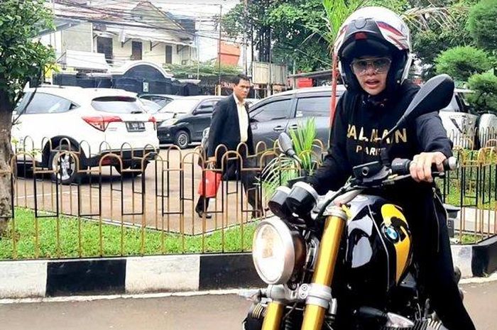 Artis cantik Nikita Mirzani naik motor gede (moge) BMW R Nine T ke Pengadilan Negeri Jakarta Selatan, Rabu (18/3/2020).