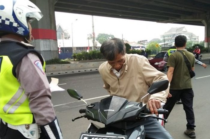 Samsat Jakarta Timur bekerjasama dengan Direktorat Lalu Lintas Polda Metro Jaya melakukan razia kendaraan yang belum membayar pajak Surat Tanda Kendaraan Bermotor (STNK). Razia yang dilakukan di kawasan DI Panjaitan 55, Kebon Nanas, Jatinegara, Jakarta Timur, membuat sejumlah pengendara panik, jumat (11/8/2017). 