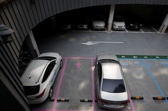 2 Cara Mudah Parkir Mundur Bagi Pengendara Mobil Matik di Mall