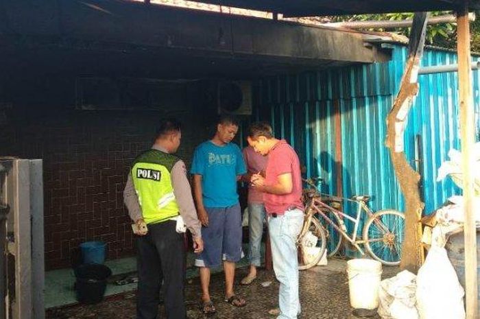 Petugas Polsek Juwana mengumpulkan keterangan di lokasi kebakaran, Desa Bakaran Kulon, Pati, Jumat (20/3/2020). 