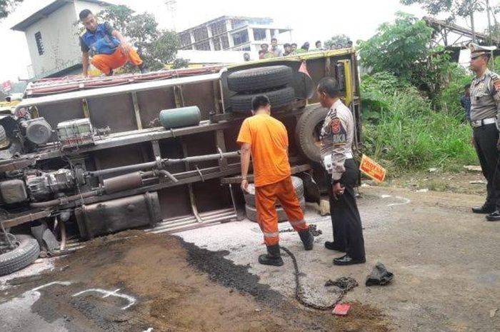 Truk pengangkut pupuk terguling usai terjang Isuzu Panther, Honda Win, Yamaha Mio dan Mio M3 di kabupaten Bandung Barat