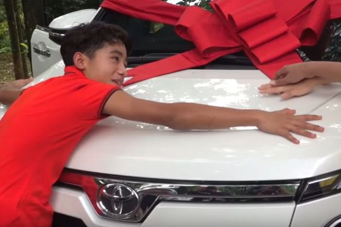 Kebahagiaan Betrand Peto saat mendapat hadiah Toyota All New Voxy