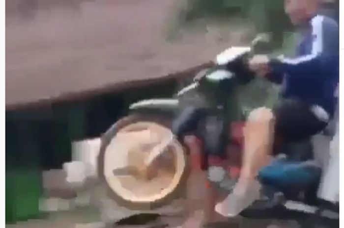 Tukang bakso lakukan wheelie berakhir jatuh