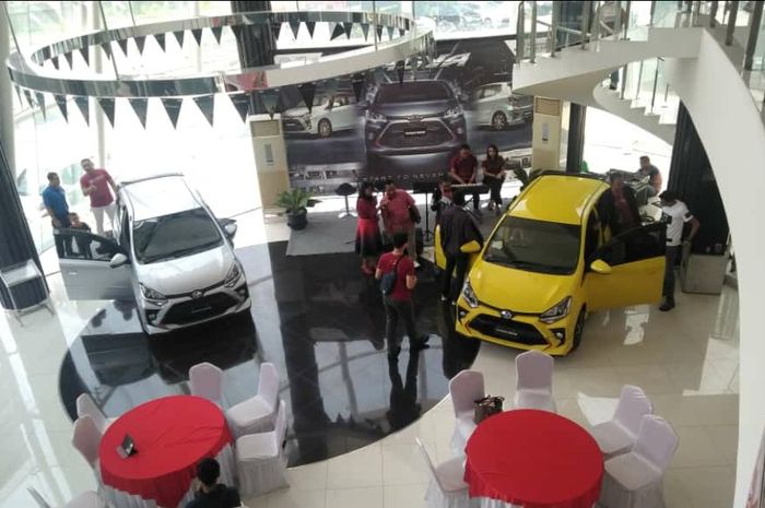 Pengunjung melihat New Toyota Agya saat launching di dealer Toyota Nasmoco Ringroad, Karanganyar, Jawa Tengah