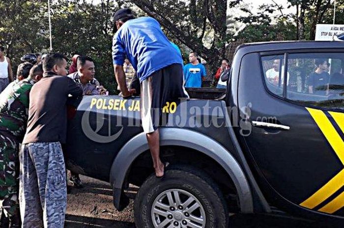 Polisi dan warga mengevakuasi korban kecelakaan di Jatipuro Karanganyar, Jumat (20/3/2020). 