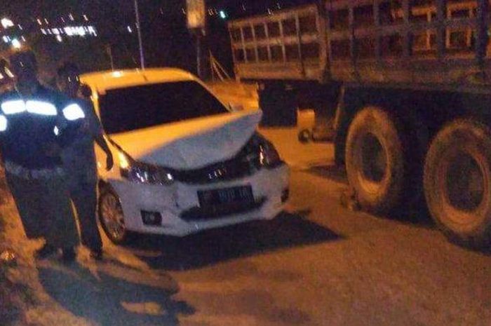 Toyota Etios tertimpa pipa bisa muatan truk yang terbang mengarah ke depan di Batam