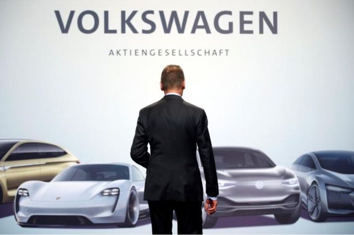 CEO Volkswagen, Herbert Diess memperingatkan bahwa dirinya mungkin akan dipaksa menutup pabriknya lebih lama.