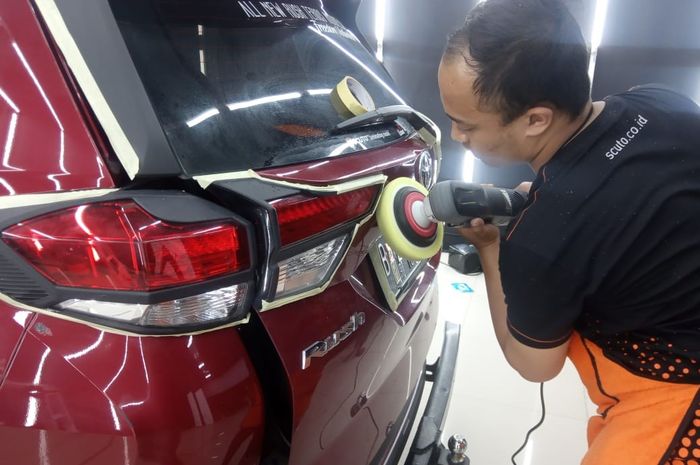 Pekerja di Scuto Bandung Setiabudi sedang melakukan treatment untuk mobil konsumen.