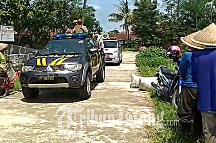 Mobil patroli polisi dan ambulans sosialisasikan virus Corona keliling kampung