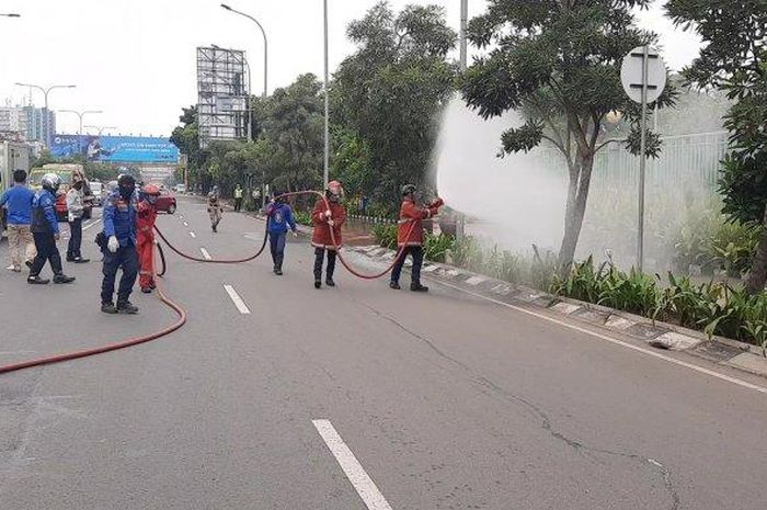 Pemadam Kebakaran melakukan penyemprotan Disinfektan ke sejumlah jalan di Bekasi