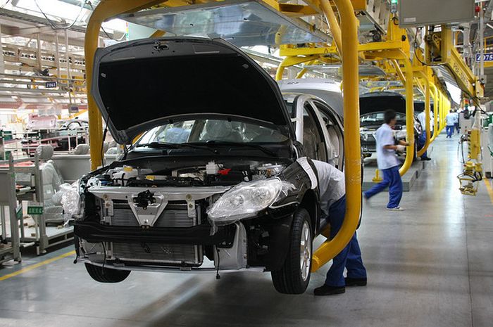 Ilustrasi pabrik mobil