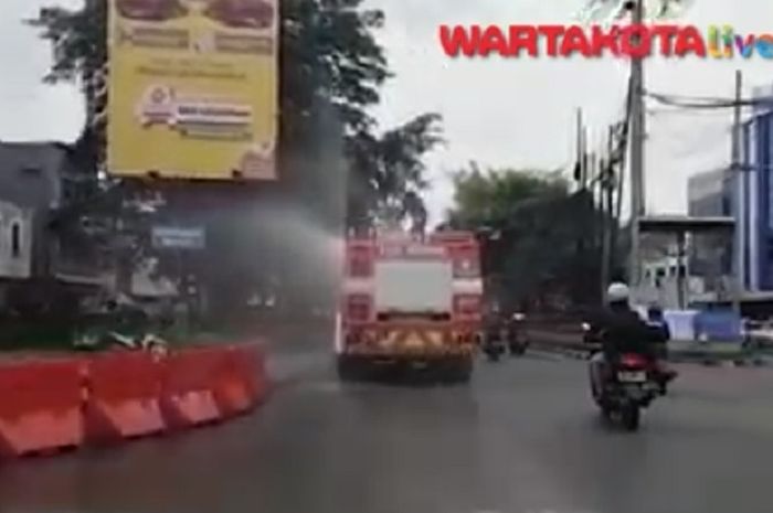 Damkar Kota Bekasi semprotkan disinfektan di sejumlah ruas jalan di Bekasi
