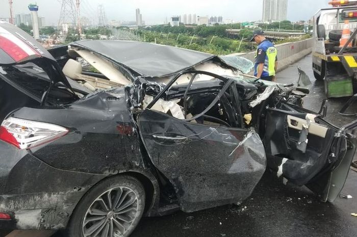 Toyota Corolla Altis Sekretaris Kota Jakarta Utara hancur terbelah dan terkelupas setelah terjag truk di tol