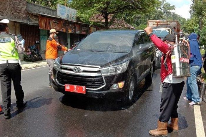 Toyota Innova yang dinaiki Wakil Bupati Magelang, Edi Cahyana, tak luput dari semprotan disinfektan Kades Margoyoso, Salaman, Adidaya Perdana dan para petugas gabungan dari Kecamatan Salaman, Sabtu (21/3/2020) lalu.  