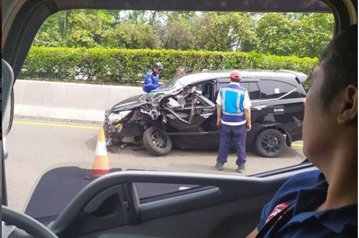 Toyota Kijang Innova hancur di tol Jakarta-Tangerang setelah kecelakaan tunggal, (23/3/20)