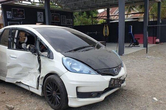 Honda Jazz menabrak BMW dan Gran Max, pemilik langsung kabur