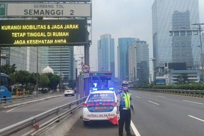 Ruas tol Dalam Kota Jakarta sepi, kendaraan melintas menyusut hingga 56 persen