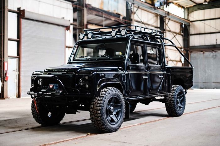 Restomod (Restorasi Modifikasi) Land Rover Defender garapan Osprey Custom Cars (OCC)