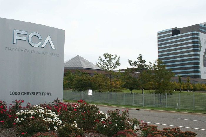 Produsen mobil Italia-Amerika , Fiat Chrysler Automobiles (FCA) berencana untuk memproduksi satu juta masker per bulan.