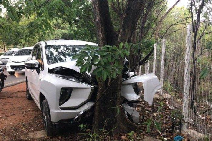 Mitsubishi Xpander terjang pohon di batam akibat pengemudi mengantuk