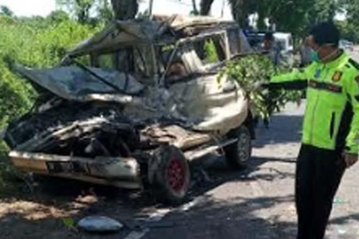 Toyota Kijang gagal menyalip, remuk hajar truk trailer hingga pengemudi tewas tergencet di kabupaten Gresik, Jawa Timur