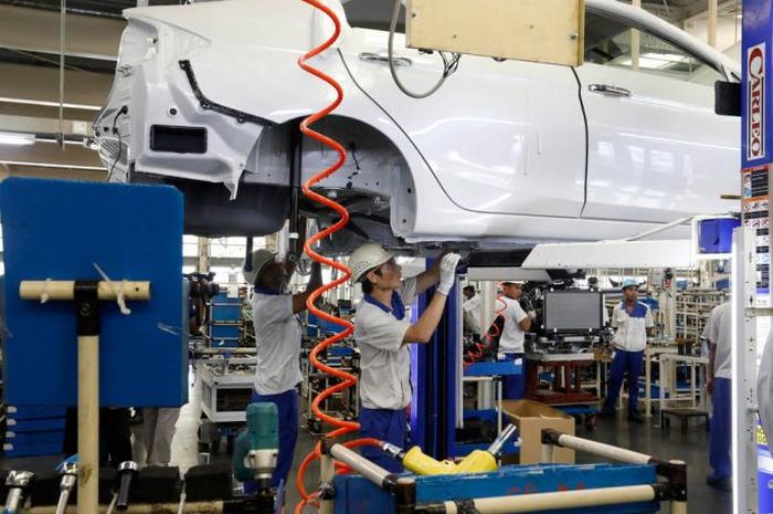 Pekerja sedang merakit mobil di line assembly Suzuki Thilawa Motor Co., Ltd.