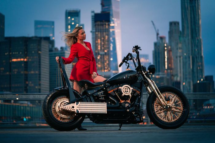 Harley-Davidson Street Bob dimodif dengan konsep pemandangan kota New York