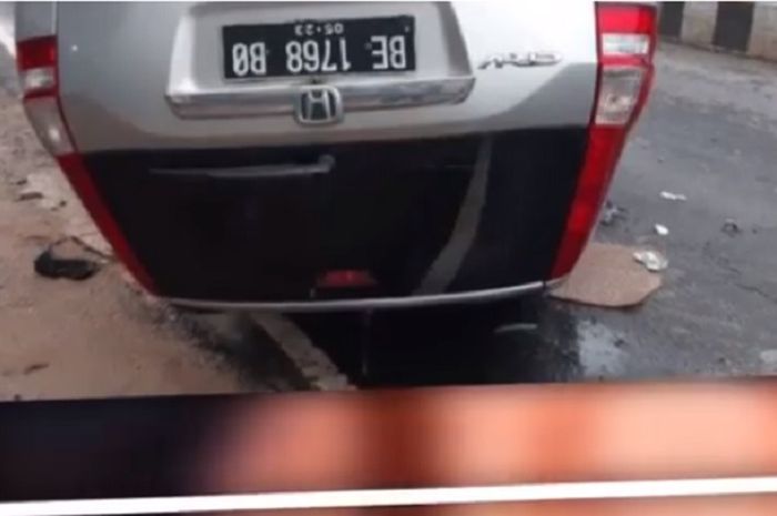 Honda CR-V terbalik setelah menabrak meridian jalan 