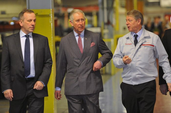 Pangeran Charles (tengah) sedang mengunjungi Pabrik Nissan