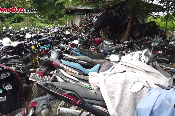 Ratusan motor bukti tilang dan kecelakaan di Teluk Pucung, Bekasi Utara yang tidak diurus oleh pemiliknya.