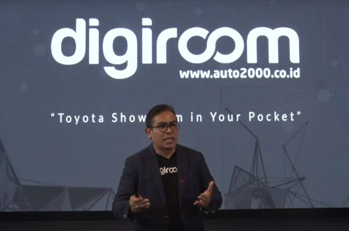 Martogi Siahaan, selaku CEO Auto2000, melakukan presentasi mengenai dealer digital Toyota yaitu Digiroom.