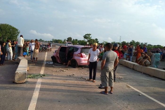 Kecelakaan tunggal di tol Kayuagung-Palembang di kilometer 335 yang menyebabkan tiga orang tewas, Kamis (26/3/2020). Kecelakaan itu terjadi lantaran pengemudi nekat menerobos pintu masuk tol. Padahal, jalan tol itu belum dibuka karena masih dalam proses pengerjaan 