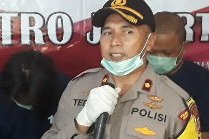 Kapolsek Matraman Kompol Tedjo Asmoro saat gelar perkara kasus penjambretan di Mapolsek Matraman, Jakarta Timur, Jumat (27/3/2020). 