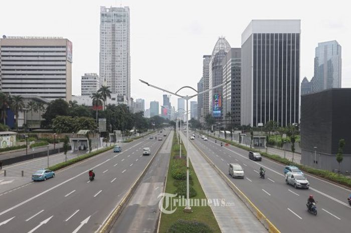Suasana lengang di Jalan Sudirman Jakarta, Senin (23/3/2020). Pemprov DKI Jakarta mengumumkan tanggap darurat virus corona (Covid-19) sejak 23 Maret 2020 hingga 14 hari ke depan dan menghimbau pekerja bekerja dari rumah. TRIBUNNEWS/HERUDIN 