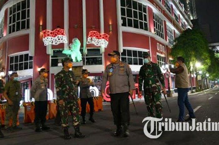 Kapolda Jatim memantau penutupan jalan di Kota Surabaya