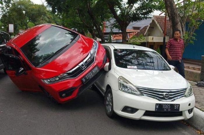 Akibat kesal disalip, Honda Jazz sandaran di Nissan Livina