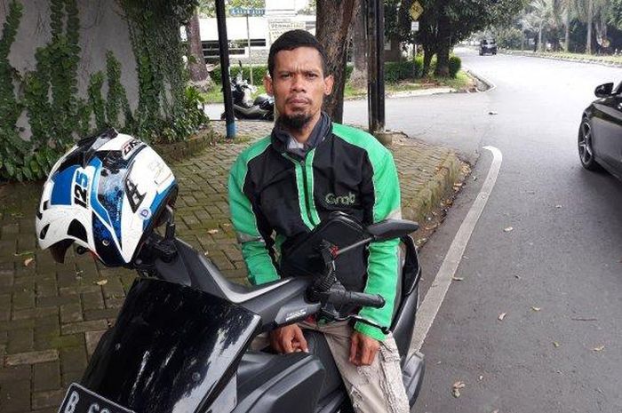 Robi, pengendara ojek online yang merasakan imbas virus corona di Indonesia, masih ditagih cicilan kredit