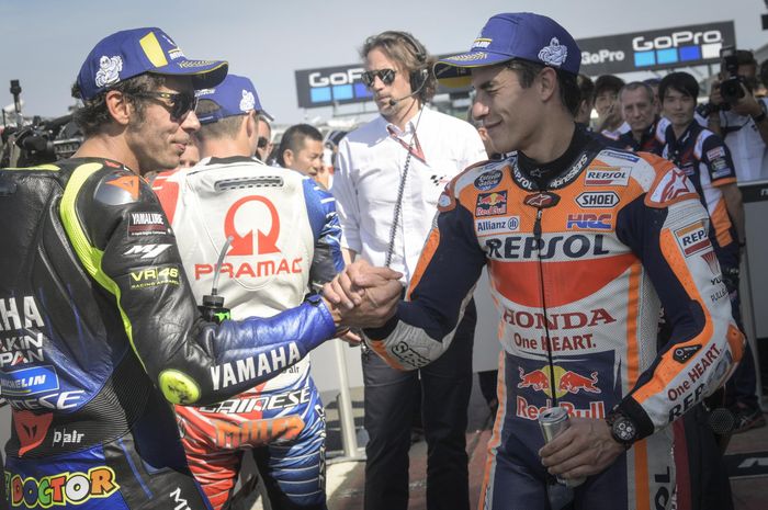 Marc Marquez dan Valentino Rossi berjabat tangan di MotoGP Inggris 2019. Masih idolakah?
