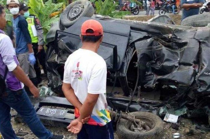 Daihatsu Xenia hancur ditabrak kereta api  hingga terseret 30 meter di Toroh, kabupaten Grobogan, Jateng