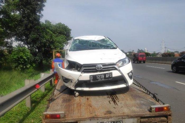 Toyota Yaris pecah ban hingga hajar pembatas jalan ruas rol Padaleunyi KM 139 hingga terguling